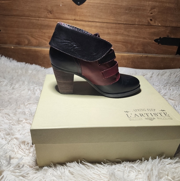 L'Artiste red and black, Italian tooled leather, heeled ankle booties w/buckles - Picture 8 of 11